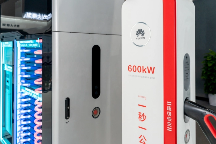 Быстрая зарядка электромобилей от Huawei вытесняет станции Tesla