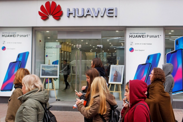 Американские санкции спровоцировали бешеный спрос на смартфоны Huawei