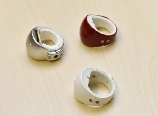 В Fujitsu Labs создано кольцо, распознающее надписи в воздухе. Рис. 1