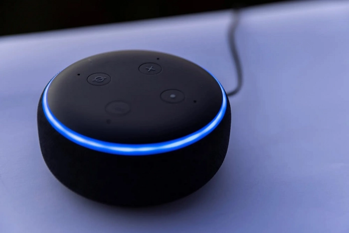 Amazon позволит "умной" колонке с цифровым помощником Alexa имитировать голос любого человека