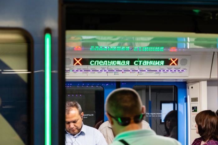Не шатайтесь без дела: в московском метро установят экраны с видеонаблюдением