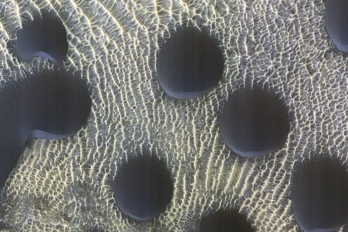 Марс в «горошек»:  NASA Mars Reconnaissance Orbiter обнаружил необычные дюны
