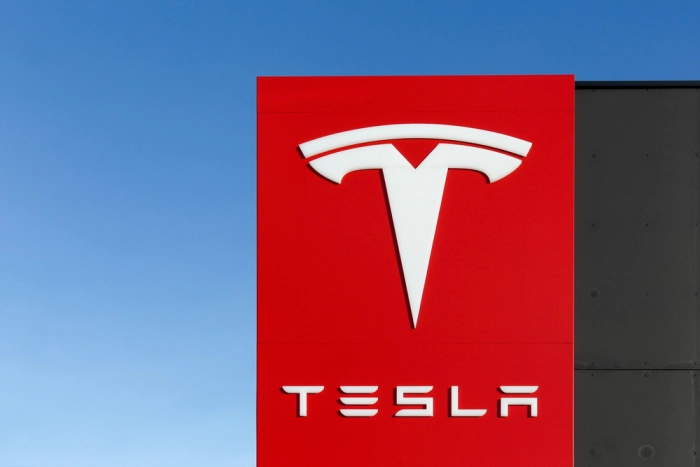 Tesla подает в суд на инженера за кражу информации о суперкомпьютере Dojo