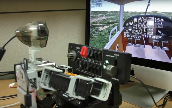Робот-гуманоид научился управлять самолетом «от и до»