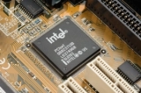Intel передаст на аутсорсинг большую часть производства микросхем