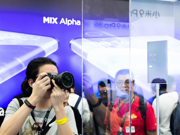 Xiaomi Mi Mix Alpha: смартфон, состоящий почти целиком из экрана  