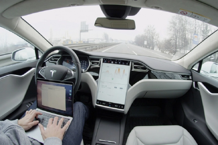 Водители Tesla становятся менее внимательными при включенном автопилоте