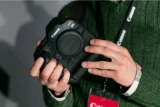 Canon представила зеркальную фотокамеру EOS R3
