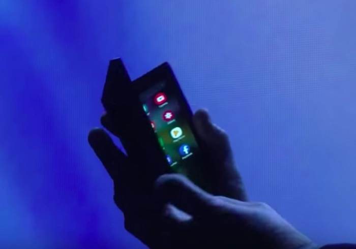 Samsung представила Infinity Flex – сгибаемый смартфон, который раскладывается в планшет