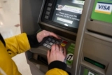 Роскачество рассказало, какие угрозы «поджидают» у банкомата