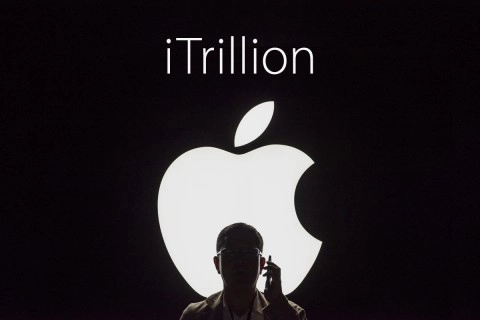 Глава Apple гордится триллионом капитализации
