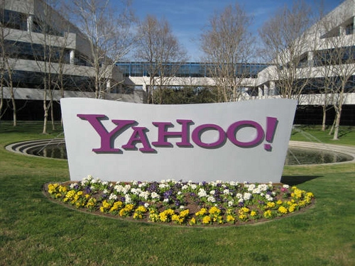 Yahoo сократила прибыль и выручку