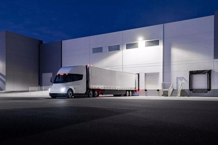 Илон Маск объявил о старте производства электрических грузовиков Semi