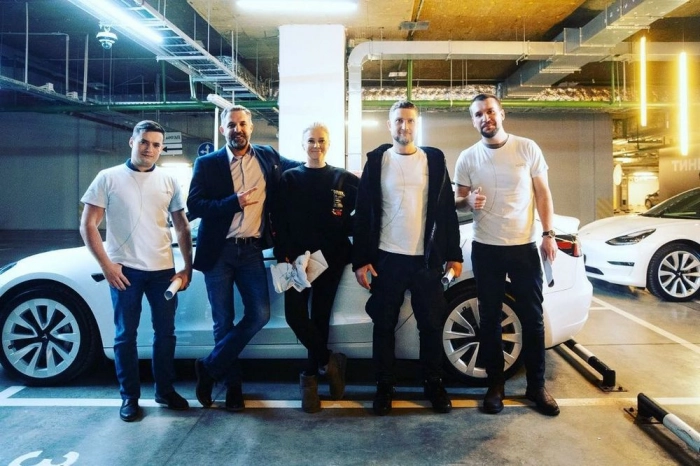 Пять лучших сотрудников «Тинькофф банка» получили по автомобилю Tesla