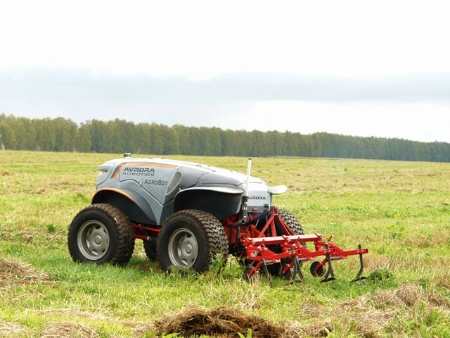 Начались испытания беспилотных тракторов «АгроБот»