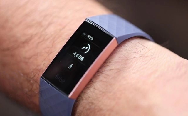 Fitbit оседлала волну недорогих фитнес-браслетов и умных часов, и показала хорошую выручку