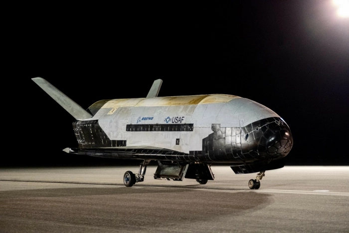 Космолет X-37B вернулся на Землю после 908 дней на орбите