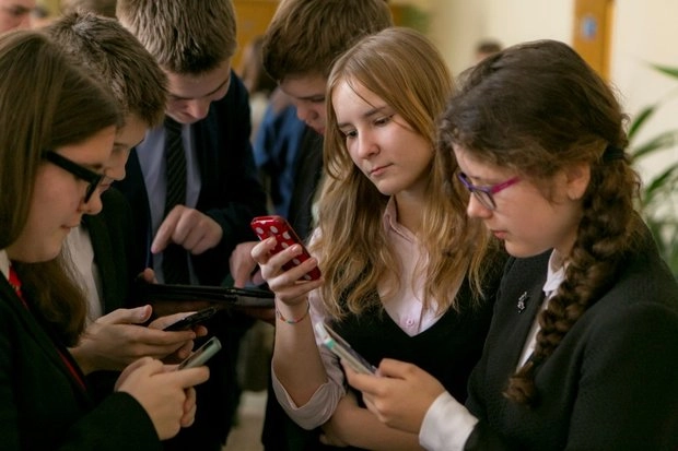 Франция вводит полный запрет на мобильные гаджеты в школе