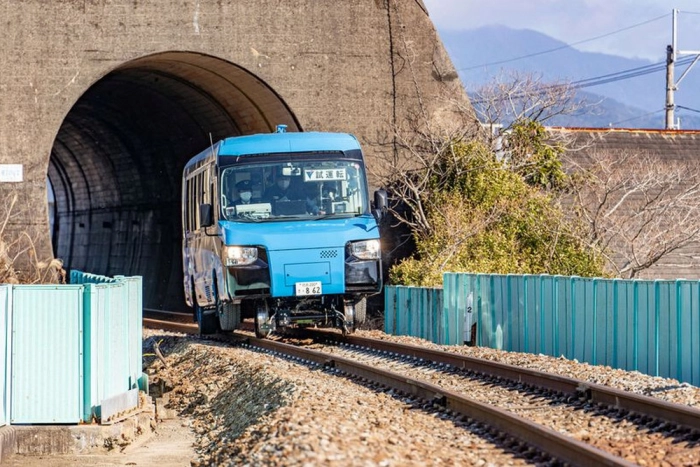 Автобус или поезд? Первый в мире гибрид начнет эксплуатироваться в Японии